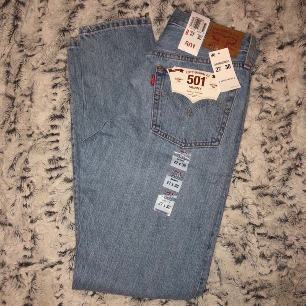 Levi's light wash ripped jeans with tags